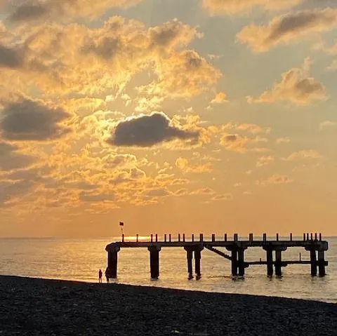 Bru i solnedgang